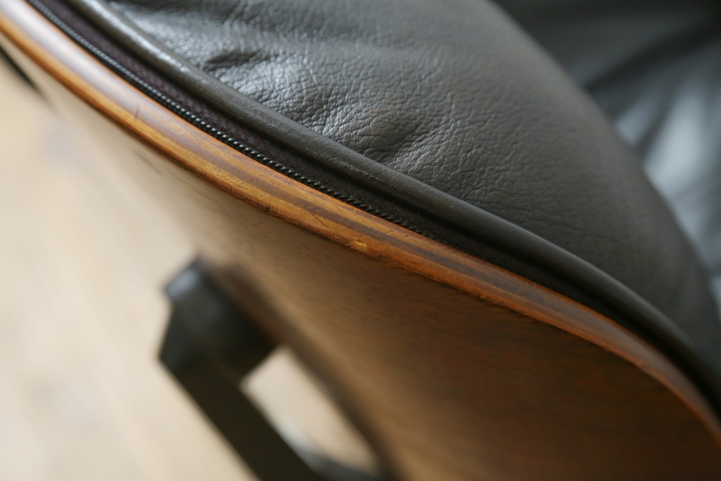 アメリカビンテージ　Herman Miller(ハーマンミラー)　レザー　ローズウッド材　包み込まれるような座り心地のイームズラウンジチェアとオットマンのセット　定価約113万円　(R-089418)