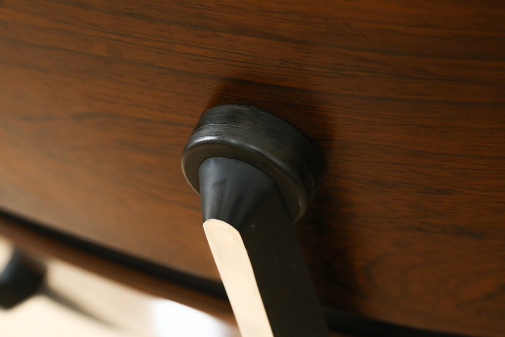 アメリカビンテージ　Herman Miller(ハーマンミラー)　レザー　ローズウッド材　包み込まれるような座り心地のイームズラウンジチェアとオットマンのセット　定価約113万円　(R-089418)