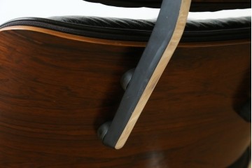 アメリカビンテージ　Herman Miller(ハーマンミラー)　レザー　ローズウッド材　包み込まれるような座り心地のイームズラウンジチェアとオットマンのセット　定価約113万円　(R-089418)