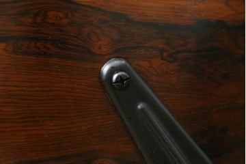 アメリカビンテージ　Herman Miller(ハーマンミラー)　レザー　ローズウッド材　包み込まれるような座り心地のイームズラウンジチェアとオットマンのセット　定価約113万円　(R-089418)