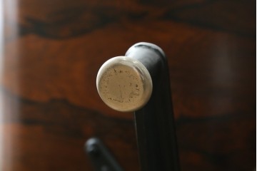 アメリカビンテージ　Herman Miller(ハーマンミラー)　レザー　ローズウッド材　包み込まれるような座り心地のイームズラウンジチェアとオットマンのセット　定価約113万円　(R-089418)