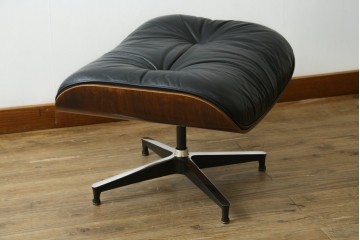 アメリカビンテージ　Herman Miller(ハーマンミラー)　レザー　ローズウッド材　包み込まれるような座り心地のイームズラウンジチェアとオットマンのセット　定価約113万円　(R-089418)