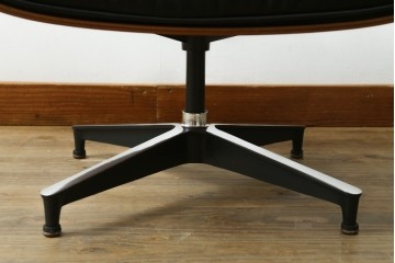 アメリカビンテージ　Herman Miller(ハーマンミラー)　レザー　ローズウッド材　包み込まれるような座り心地のイームズラウンジチェアとオットマンのセット　定価約113万円　(R-089418)