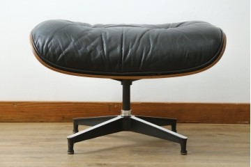アメリカビンテージ　Herman Miller(ハーマンミラー)　レザー　ローズウッド材　包み込まれるような座り心地のイームズラウンジチェアとオットマンのセット　定価約113万円　(R-089418)