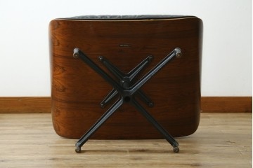 アメリカビンテージ　Herman Miller(ハーマンミラー)　レザー　ローズウッド材　包み込まれるような座り心地のイームズラウンジチェアとオットマンのセット　定価約113万円　(R-089418)