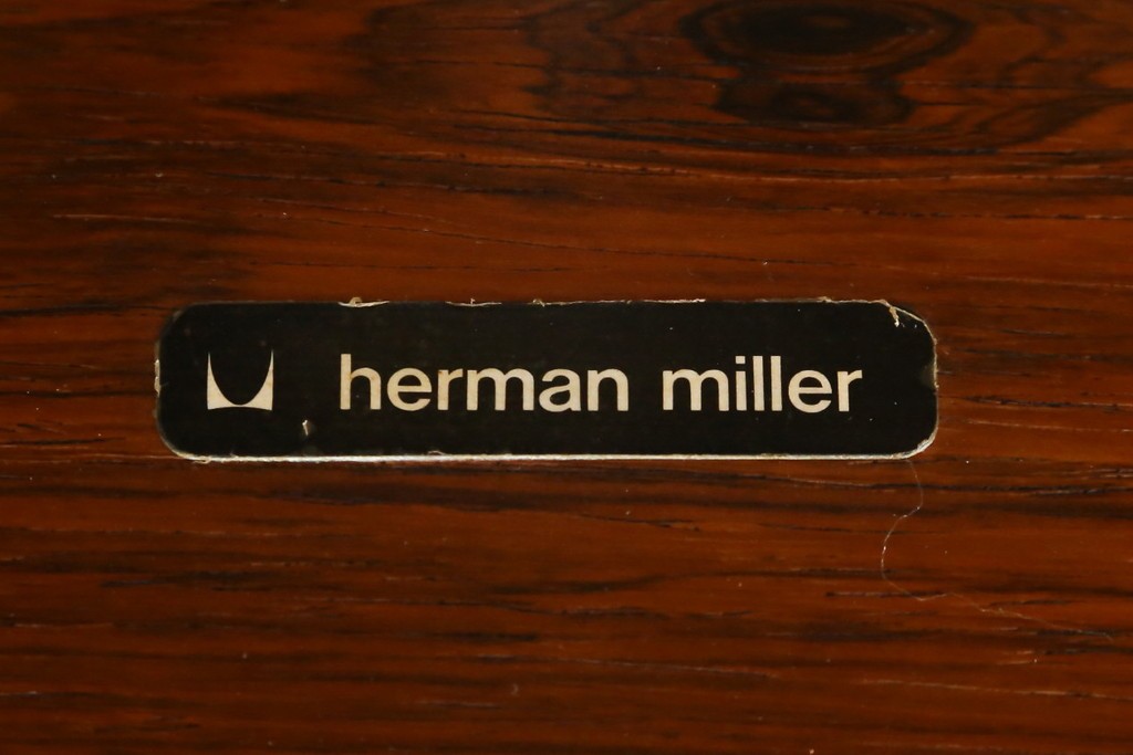 アメリカビンテージ　Herman Miller(ハーマンミラー)　レザー　ローズウッド材　包み込まれるような座り心地のイームズラウンジチェアとオットマンのセット　定価約113万円　(R-089418)