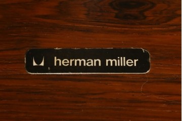アメリカビンテージ　Herman Miller(ハーマンミラー)　レザー　ローズウッド材　包み込まれるような座り心地のイームズラウンジチェアとオットマンのセット　定価約113万円　(R-089418)