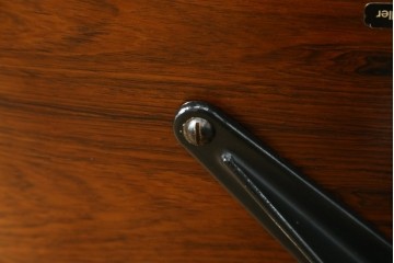 アメリカビンテージ　Herman Miller(ハーマンミラー)　レザー　ローズウッド材　包み込まれるような座り心地のイームズラウンジチェアとオットマンのセット　定価約113万円　(R-089418)