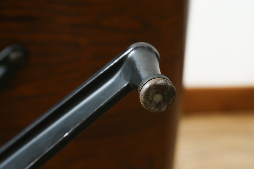 アメリカビンテージ　Herman Miller(ハーマンミラー)　レザー　ローズウッド材　包み込まれるような座り心地のイームズラウンジチェアとオットマンのセット　定価約113万円　(R-089418)