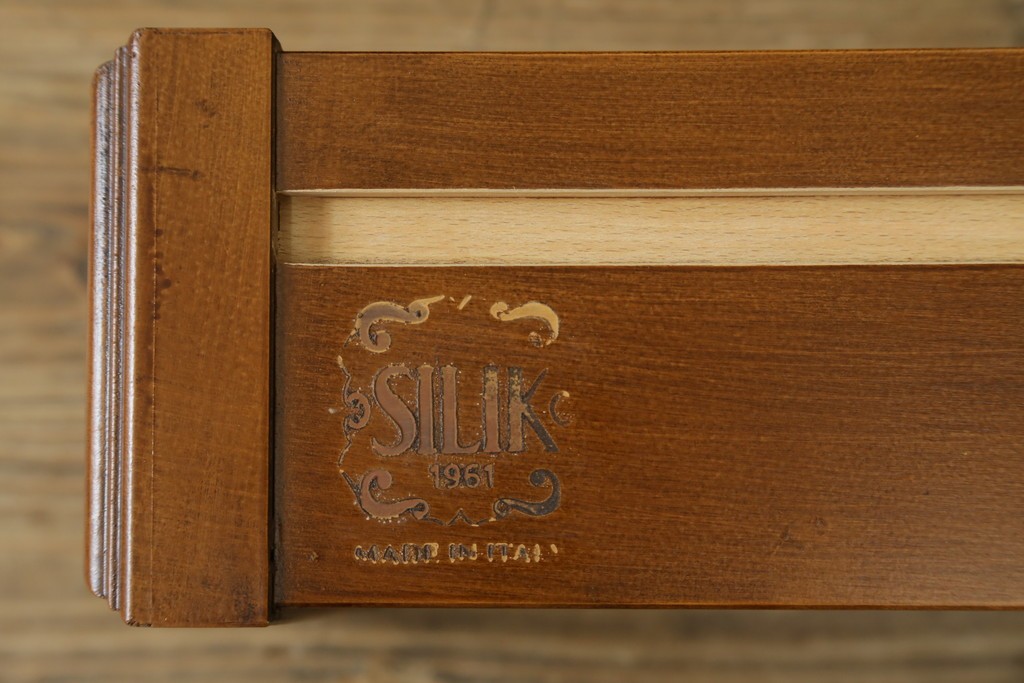 中古　希少カラー　SILIK(シリック)　彫刻が優美なガラス天板付きキャビネット　定価約80万円　(R-089422)