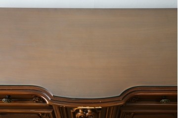中古　希少カラー　SILIK(シリック)　彫刻が優美なガラス天板付きキャビネット　定価約80万円　(R-089422)
