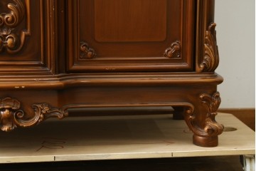 中古　希少カラー　SILIK(シリック)　彫刻が優美なガラス天板付きキャビネット　定価約80万円　(R-089422)