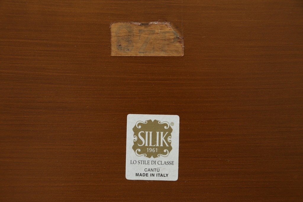 中古　希少カラー　SILIK(シリック)　彫刻が優美なガラス天板付きキャビネット　定価約80万円　(R-089422)
