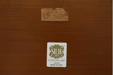 中古　希少カラー　SILIK(シリック)　彫刻が優美なガラス天板付きキャビネット　定価約80万円　(R-089422)