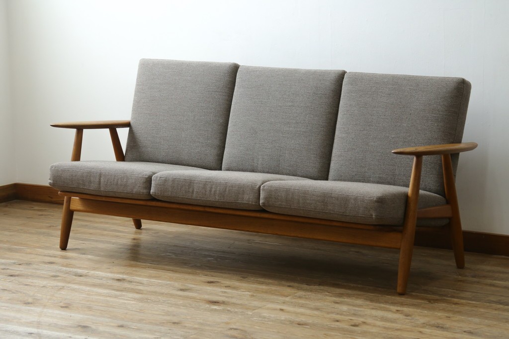 デンマークビンテージ　GETAMA(ゲタマ)　Hans J. Wegner(ハンス・J・ウェグナー)　GE240　洗練されたデザインの3人掛けソファ　(R-089424)