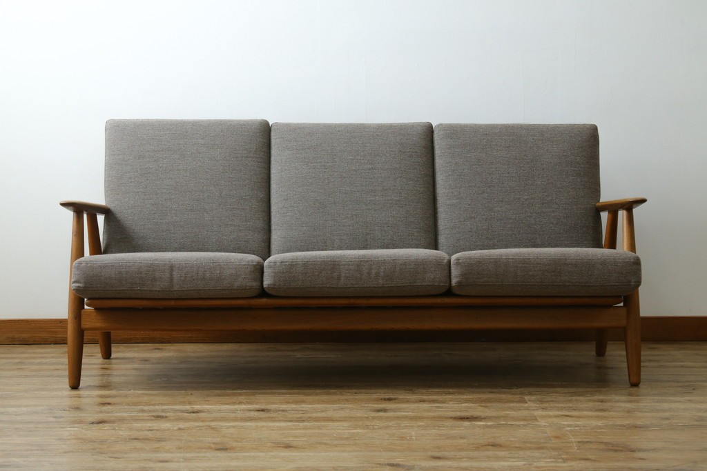デンマークビンテージ　GETAMA(ゲタマ)　Hans J. Wegner(ハンス・J・ウェグナー)　GE240　洗練されたデザインの3人掛けソファ　(R-089424)