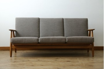 デンマークビンテージ　GETAMA(ゲタマ)　Hans J. Wegner(ハンス・J・ウェグナー)　GE240　洗練されたデザインの3人掛けソファ　(R-089424)