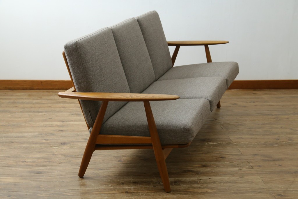 デンマークビンテージ　GETAMA(ゲタマ)　Hans J. Wegner(ハンス・J・ウェグナー)　GE240　洗練されたデザインの3人掛けソファ　(R-089424)