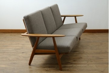 デンマークビンテージ　GETAMA(ゲタマ)　Hans J. Wegner(ハンス・J・ウェグナー)　GE240　洗練されたデザインの3人掛けソファ　(R-089424)