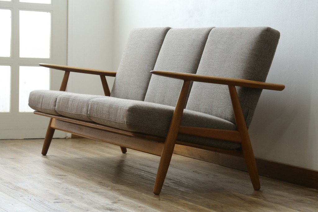 デンマークビンテージ　GETAMA(ゲタマ)　Hans J. Wegner(ハンス・J・ウェグナー)　GE240　洗練されたデザインの3人掛けソファ　(R-089424)