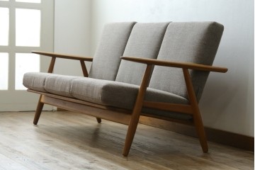 デンマークビンテージ　GETAMA(ゲタマ)　Hans J. Wegner(ハンス・J・ウェグナー)　GE240　洗練されたデザインの3人掛けソファ　(R-089424)