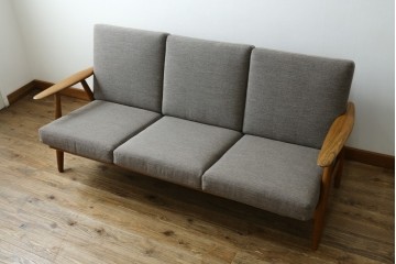 デンマークビンテージ　GETAMA(ゲタマ)　Hans J. Wegner(ハンス・J・ウェグナー)　GE240　洗練されたデザインの3人掛けソファ　(R-089424)