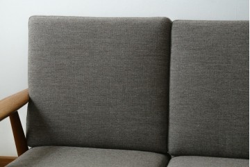 デンマークビンテージ　GETAMA(ゲタマ)　Hans J. Wegner(ハンス・J・ウェグナー)　GE240　洗練されたデザインの3人掛けソファ　(R-089424)