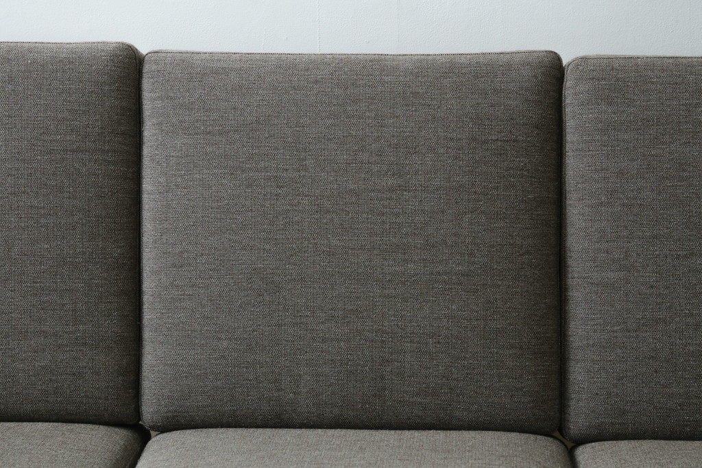 デンマークビンテージ　GETAMA(ゲタマ)　Hans J. Wegner(ハンス・J・ウェグナー)　GE240　洗練されたデザインの3人掛けソファ　(R-089424)