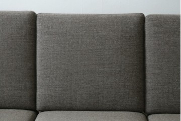 デンマークビンテージ　GETAMA(ゲタマ)　Hans J. Wegner(ハンス・J・ウェグナー)　GE240　洗練されたデザインの3人掛けソファ　(R-089424)