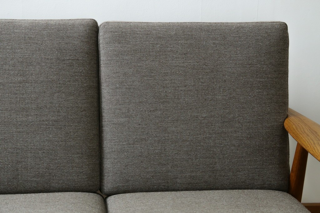 デンマークビンテージ　GETAMA(ゲタマ)　Hans J. Wegner(ハンス・J・ウェグナー)　GE240　洗練されたデザインの3人掛けソファ　(R-089424)