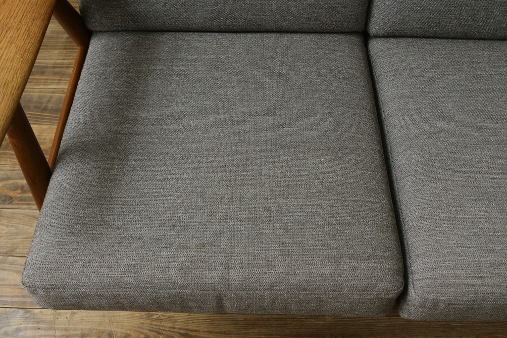 デンマークビンテージ　GETAMA(ゲタマ)　Hans J. Wegner(ハンス・J・ウェグナー)　GE240　洗練されたデザインの3人掛けソファ　(R-089424)