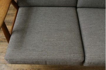 デンマークビンテージ　GETAMA(ゲタマ)　Hans J. Wegner(ハンス・J・ウェグナー)　GE240　洗練されたデザインの3人掛けソファ　(R-089424)