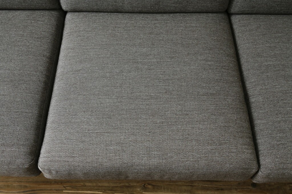 デンマークビンテージ　GETAMA(ゲタマ)　Hans J. Wegner(ハンス・J・ウェグナー)　GE240　洗練されたデザインの3人掛けソファ　(R-089424)