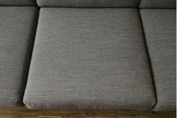 デンマークビンテージ　GETAMA(ゲタマ)　Hans J. Wegner(ハンス・J・ウェグナー)　GE240　洗練されたデザインの3人掛けソファ　(R-089424)