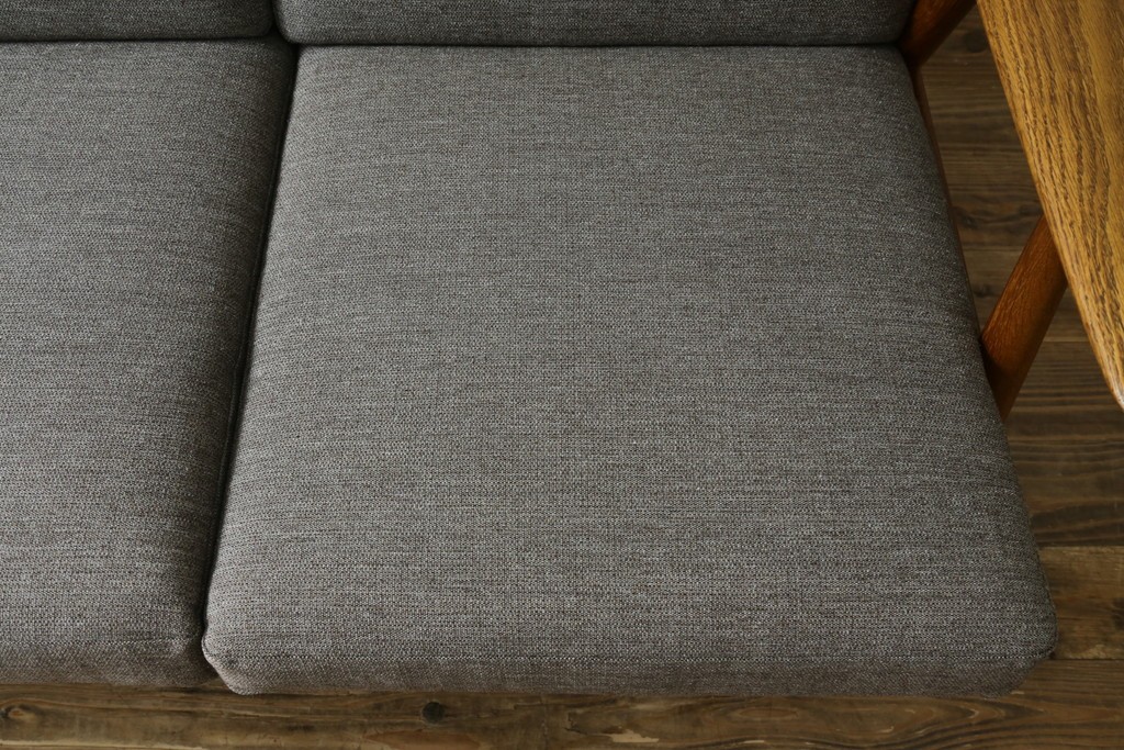 デンマークビンテージ　GETAMA(ゲタマ)　Hans J. Wegner(ハンス・J・ウェグナー)　GE240　洗練されたデザインの3人掛けソファ　(R-089424)