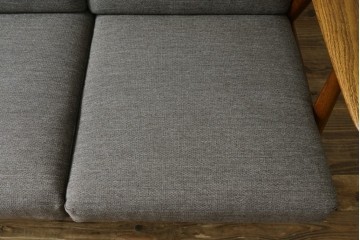 デンマークビンテージ　GETAMA(ゲタマ)　Hans J. Wegner(ハンス・J・ウェグナー)　GE240　洗練されたデザインの3人掛けソファ　(R-089424)