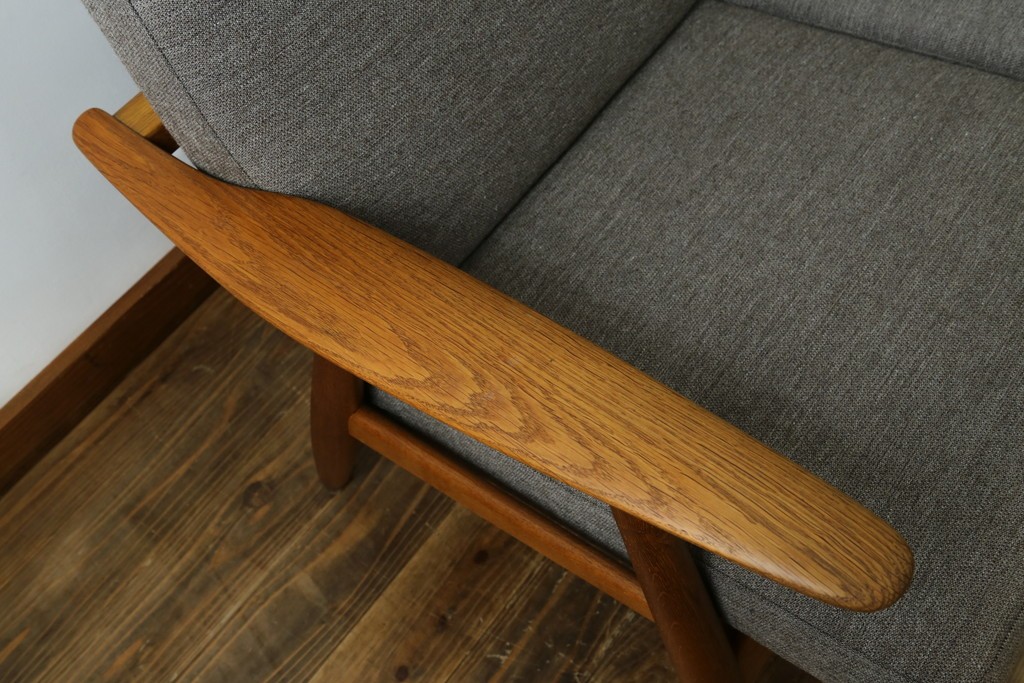 デンマークビンテージ　GETAMA(ゲタマ)　Hans J. Wegner(ハンス・J・ウェグナー)　GE240　洗練されたデザインの3人掛けソファ　(R-089424)