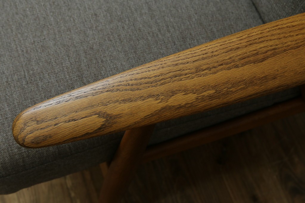 デンマークビンテージ　GETAMA(ゲタマ)　Hans J. Wegner(ハンス・J・ウェグナー)　GE240　洗練されたデザインの3人掛けソファ　(R-089424)