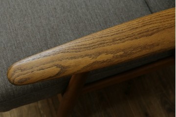 デンマークビンテージ　GETAMA(ゲタマ)　Hans J. Wegner(ハンス・J・ウェグナー)　GE240　洗練されたデザインの3人掛けソファ　(R-089424)