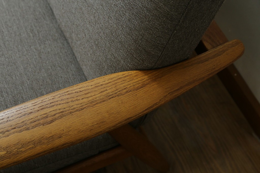 デンマークビンテージ　GETAMA(ゲタマ)　Hans J. Wegner(ハンス・J・ウェグナー)　GE240　洗練されたデザインの3人掛けソファ　(R-089424)