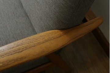 デンマークビンテージ　GETAMA(ゲタマ)　Hans J. Wegner(ハンス・J・ウェグナー)　GE240　洗練されたデザインの3人掛けソファ　(R-089424)
