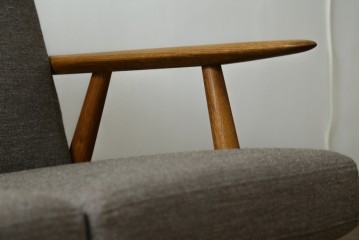 デンマークビンテージ　GETAMA(ゲタマ)　Hans J. Wegner(ハンス・J・ウェグナー)　GE240　洗練されたデザインの3人掛けソファ　(R-089424)