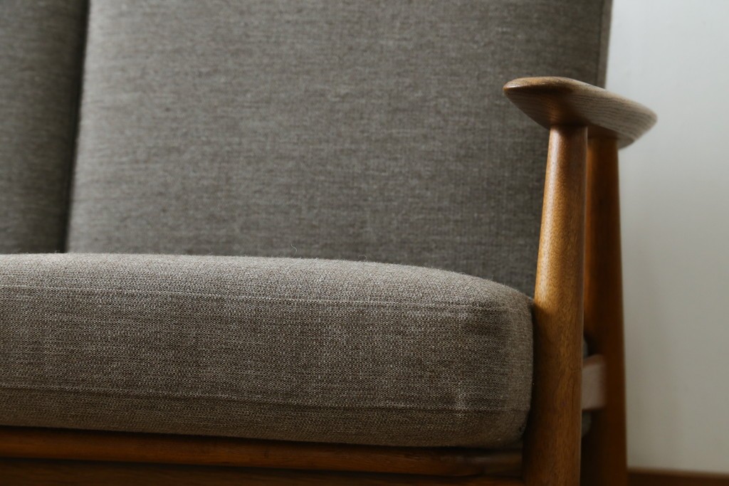 デンマークビンテージ　GETAMA(ゲタマ)　Hans J. Wegner(ハンス・J・ウェグナー)　GE240　洗練されたデザインの3人掛けソファ　(R-089424)