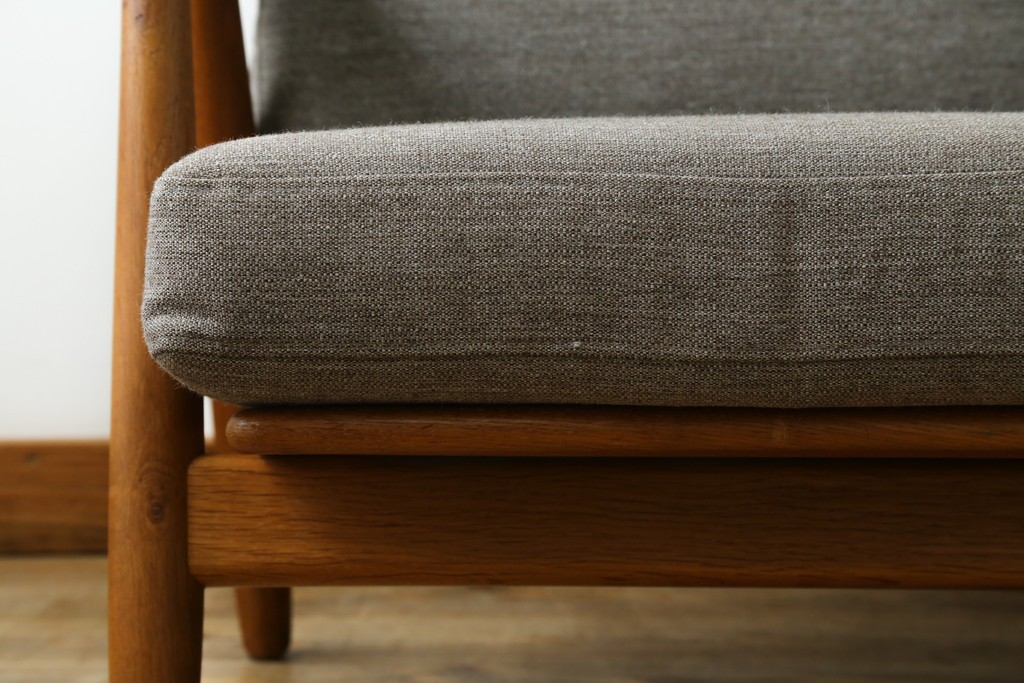 デンマークビンテージ　GETAMA(ゲタマ)　Hans J. Wegner(ハンス・J・ウェグナー)　GE240　洗練されたデザインの3人掛けソファ　(R-089424)