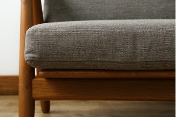デンマークビンテージ　GETAMA(ゲタマ)　Hans J. Wegner(ハンス・J・ウェグナー)　GE240　洗練されたデザインの3人掛けソファ　(R-089424)