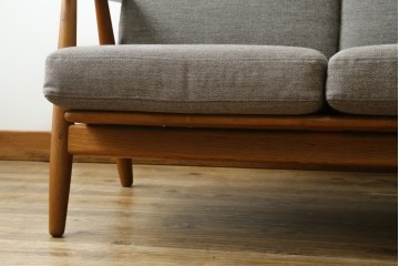デンマークビンテージ　GETAMA(ゲタマ)　Hans J. Wegner(ハンス・J・ウェグナー)　GE240　洗練されたデザインの3人掛けソファ　(R-089424)