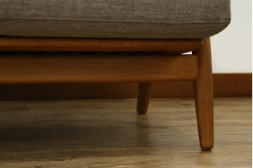デンマークビンテージ　GETAMA(ゲタマ)　Hans J. Wegner(ハンス・J・ウェグナー)　GE240　洗練されたデザインの3人掛けソファ　(R-089424)