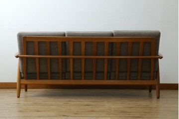 デンマークビンテージ　GETAMA(ゲタマ)　Hans J. Wegner(ハンス・J・ウェグナー)　GE240　洗練されたデザインの3人掛けソファ　(R-089424)
