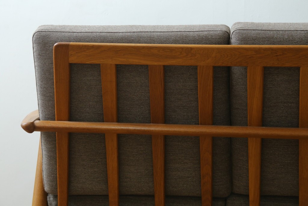 デンマークビンテージ　GETAMA(ゲタマ)　Hans J. Wegner(ハンス・J・ウェグナー)　GE240　洗練されたデザインの3人掛けソファ　(R-089424)