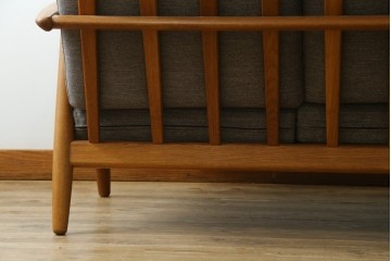 デンマークビンテージ　GETAMA(ゲタマ)　Hans J. Wegner(ハンス・J・ウェグナー)　GE240　洗練されたデザインの3人掛けソファ　(R-089424)